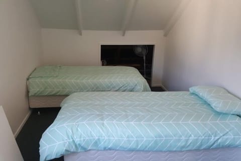 Bedroom 2x single beds