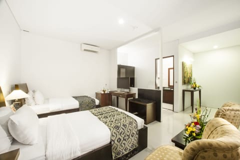 Deluxe Room, 1 Double or 2 Twin Beds | In-room safe, desk, soundproofing, iron/ironing board