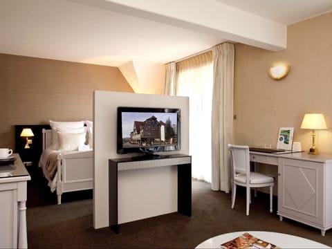 Standard Apartment | Minibar, in-room safe, desk, free WiFi
