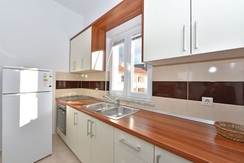 Apartment (A2) | Private kitchen | Fridge, oven, stovetop, coffee/tea maker