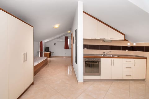 Studio (A5) | Private kitchen | Fridge, oven, stovetop, coffee/tea maker