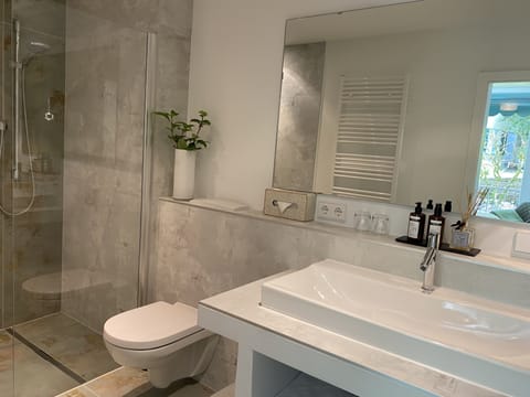 Park Suite | Bathroom | Shower, designer toiletries, hair dryer, bathrobes