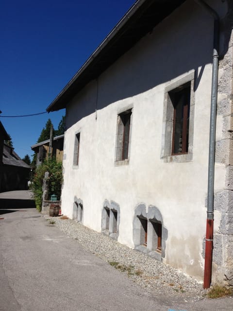 the house: the 2 windows on the 1rst floor belong to the living room