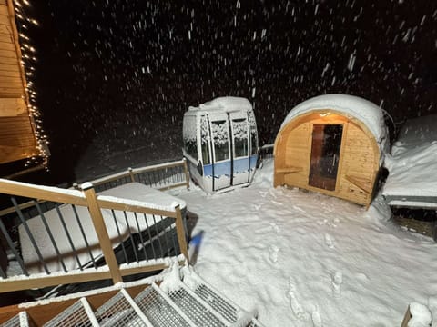 Outdoor sauna and hot tub in chalet Snow Star