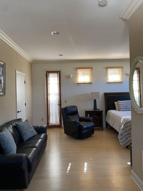 King Size Bed, 9’ Ceilings, Hardwood Floors