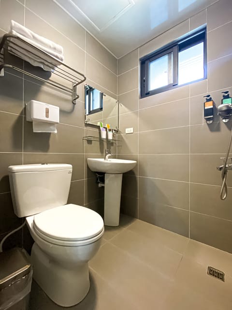 Superior Double Room | Bathroom | Shower, rainfall showerhead, free toiletries, hair dryer