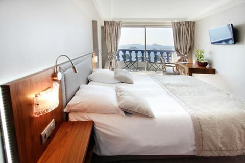 Superior Room, 1 Queen Bed, Sea View | Minibar, in-room safe, desk, soundproofing