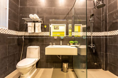 Deluxe Quadruple Room, Kitchen, City View | Bathroom | Shower, free toiletries, slippers, bidet