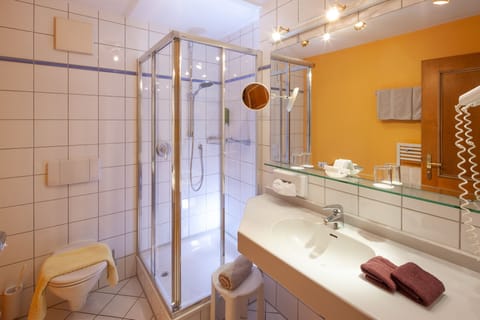 Young Deluxe Doppelzimmer | Bathroom | Shower, free toiletries, hair dryer, bathrobes