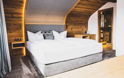 Deluxe Doppelzimmer | Hypo-allergenic bedding, in-room safe, individually decorated