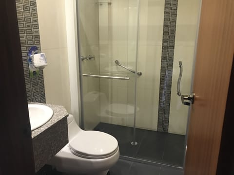 Standard Quadruple Room | Bathroom | Free toiletries, towels