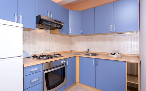 Apartment (A1) | Private kitchen | Fridge, stovetop, coffee/tea maker, electric kettle