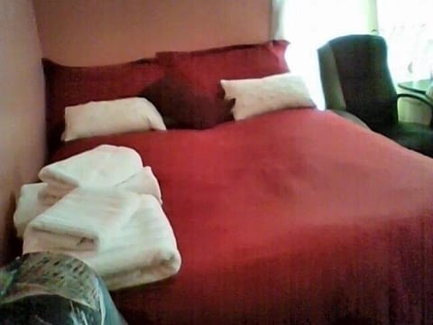 Double Room, Shared Bathroom | Desk, iron/ironing board, free WiFi, bed sheets