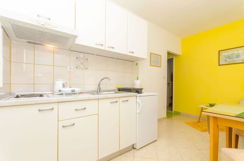 Apartment (A2) | Private kitchen | Fridge, stovetop, coffee/tea maker, electric kettle