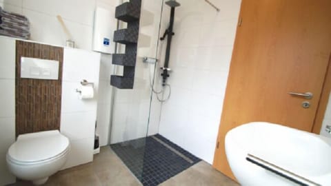 Apartment (Cleaning Fee EUR 80) | Bathroom | Shower, hair dryer, towels, soap