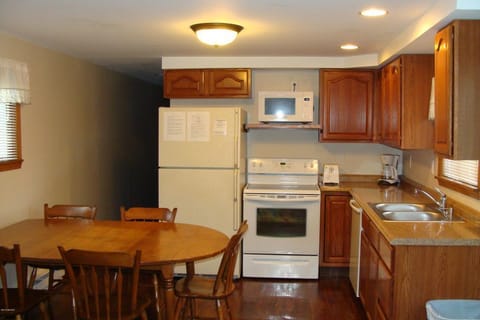 Long House | Private kitchen | Fridge, microwave, oven, stovetop