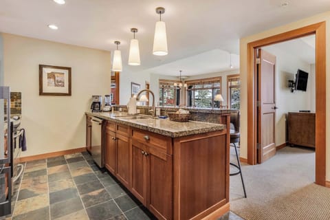 05_84_Carriage_Way_CP3304005