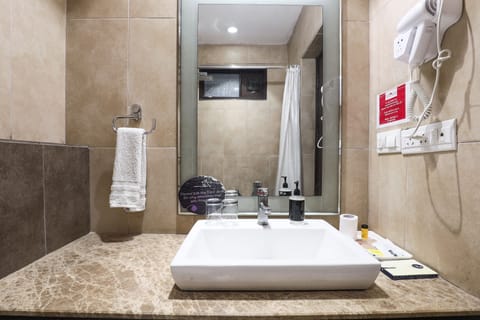 Suite | Bathroom | Shower, rainfall showerhead, hair dryer, slippers