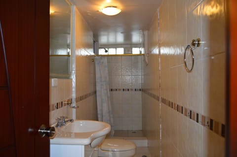 Comfort Quadruple Room, 1 Bedroom, Ensuite, City View | Bathroom | Towels, soap, toilet paper