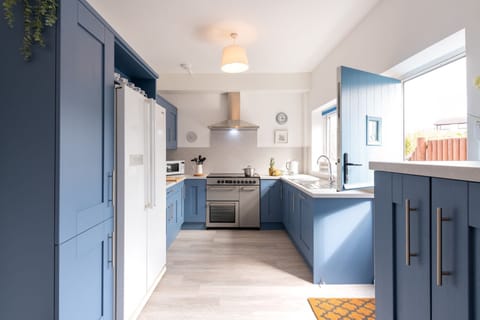 Lan Y Mor - Kitchen and back door