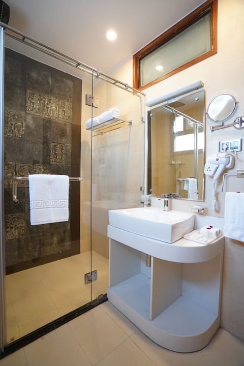 Deluxe Room | Bathroom | Shower, rainfall showerhead, designer toiletries, hair dryer