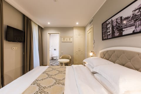 Superior Double Room, Balcony | Premium bedding, minibar, in-room safe, desk