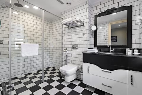 Deluxe Double Room, Terrace | Bathroom | Shower, free toiletries, hair dryer, bathrobes