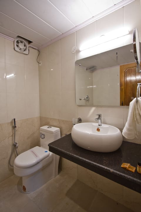 Family Room | Bathroom | Shower, free toiletries