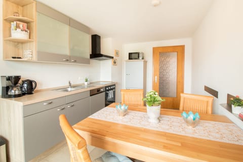 Apartment, 2 Bedrooms, Garden View (FeWo Ratzinger Höhe) | Private kitchen | Electric kettle, cookware/dishes/utensils