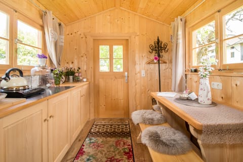 Mobile Home (Schäferwagen-Häusle (4 bunk beds)) | Blackout drapes, free cribs/infant beds, free WiFi, bed sheets