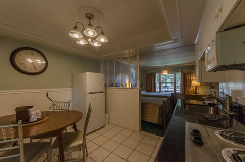 Deluxe Studio, Kitchen | Private kitchen | Fridge, microwave