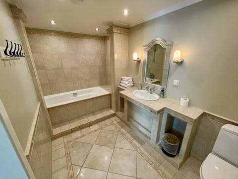 Double Room, Bathtub | Bathroom | Towels