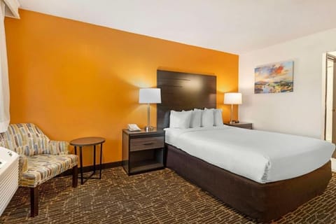 Standard Room, 1 Queen Bed | Blackout drapes, iron/ironing board, free WiFi, bed sheets