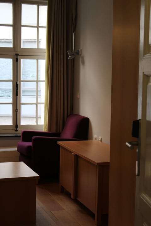 Junior Suite | In-room safe, desk, laptop workspace, blackout drapes