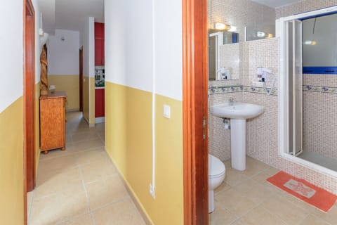 Single Room, Shared Bathroom | Bathroom | Shower, free toiletries, hair dryer, towels