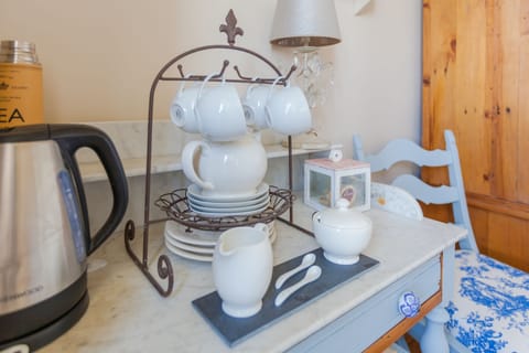 Deluxe Twin Room (Blue Toile) | 1 bedroom, Egyptian cotton sheets, premium bedding, down comforters