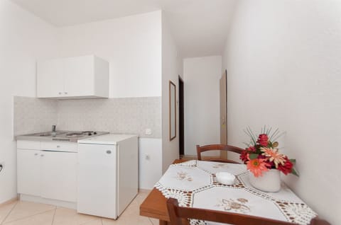 Studio (A3) | Private kitchen | Fridge, electric kettle