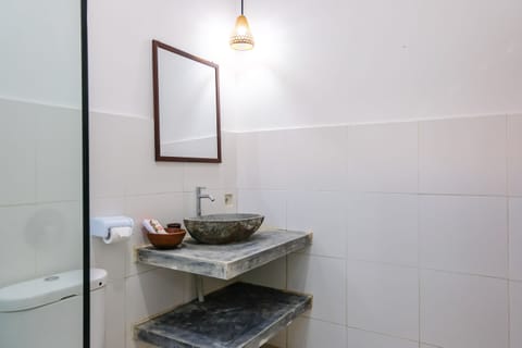 Deluxe Twin Room | Bathroom | Shower, bidet, towels