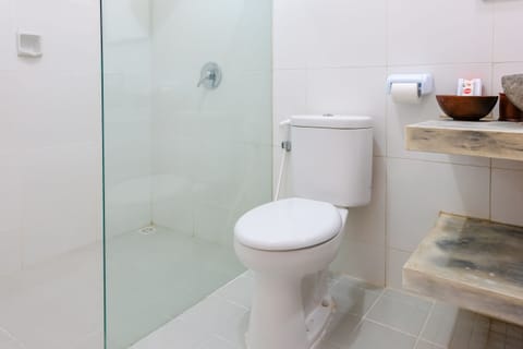 Deluxe Double Room | Bathroom | Shower, bidet, towels