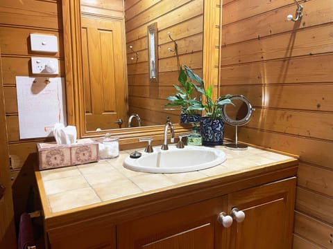 Waratah Room, Superior Queen Room, Shared Bathroom | Bathroom | Shower, rainfall showerhead, hair dryer, towels