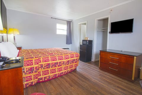 Room, 1 King Bed | 1 bedroom, desk, bed sheets