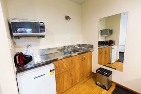 Economy Studio | Private kitchenette | Fridge, microwave, stovetop, coffee/tea maker