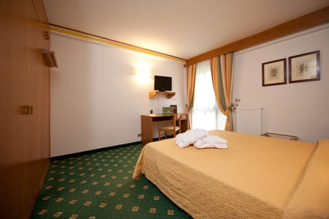 Standard Double Room, Private Bathroom | Pillowtop beds, in-room safe, free WiFi, bed sheets