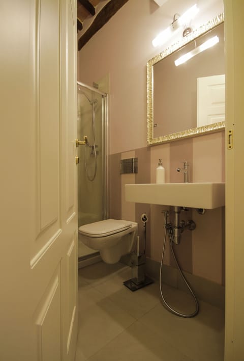 Superior Double Room | Bathroom | Shower, free toiletries, hair dryer, bathrobes