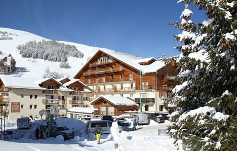 Les Deux Alpes benefits from the heavy snowfalls and excellent skiing conditions.
