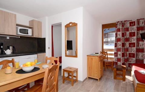 Prepare meals in the fully equipped kitchenette and enjoy them together at the dining table.