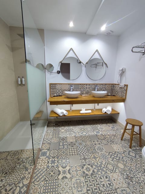 Double Room, 1 King Bed, Balcony | Bathroom | Shower, designer toiletries, hair dryer, towels