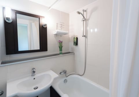 Combined shower/tub, free toiletries, hair dryer, towels