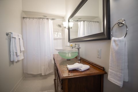 The Hildreth Room | Bathroom | Combined shower/tub, hair dryer, towels, soap