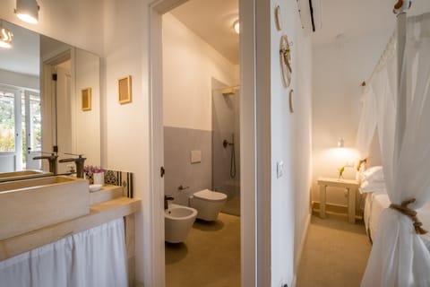 Superior Room | Bathroom | Free toiletries, hair dryer, bidet, towels